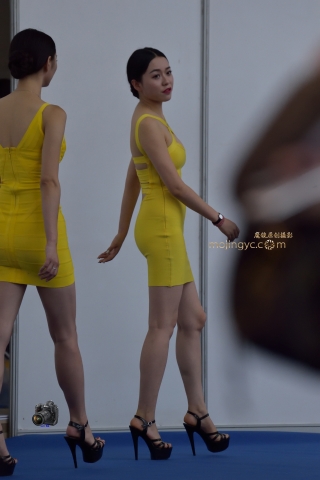 2015-09-22金黄色裹身超短裙车模（18P）